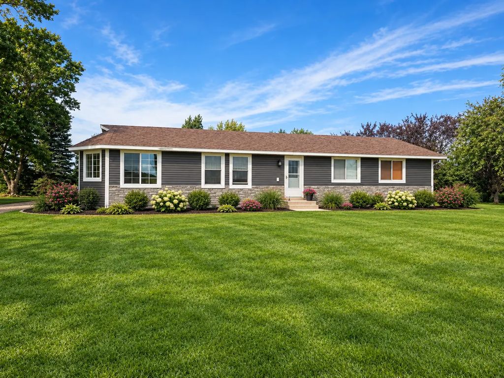 1011 90th Avenue, Pipestone