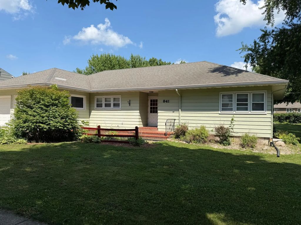 841 Redwood Drive, Fairmont