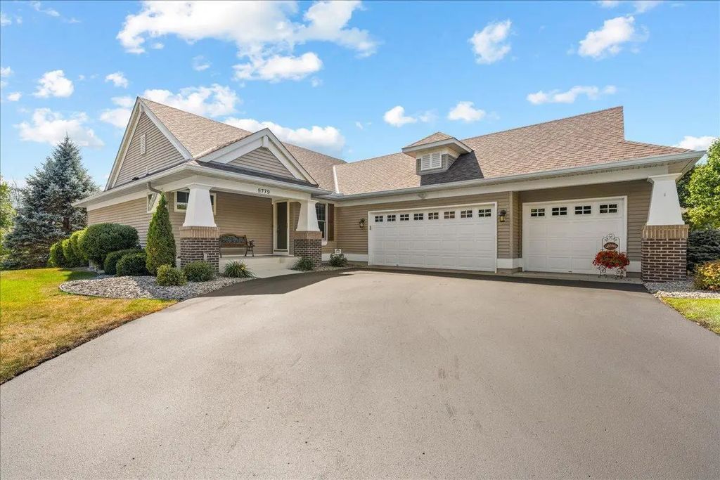 9779 Wedgewood Circle, Woodbury
