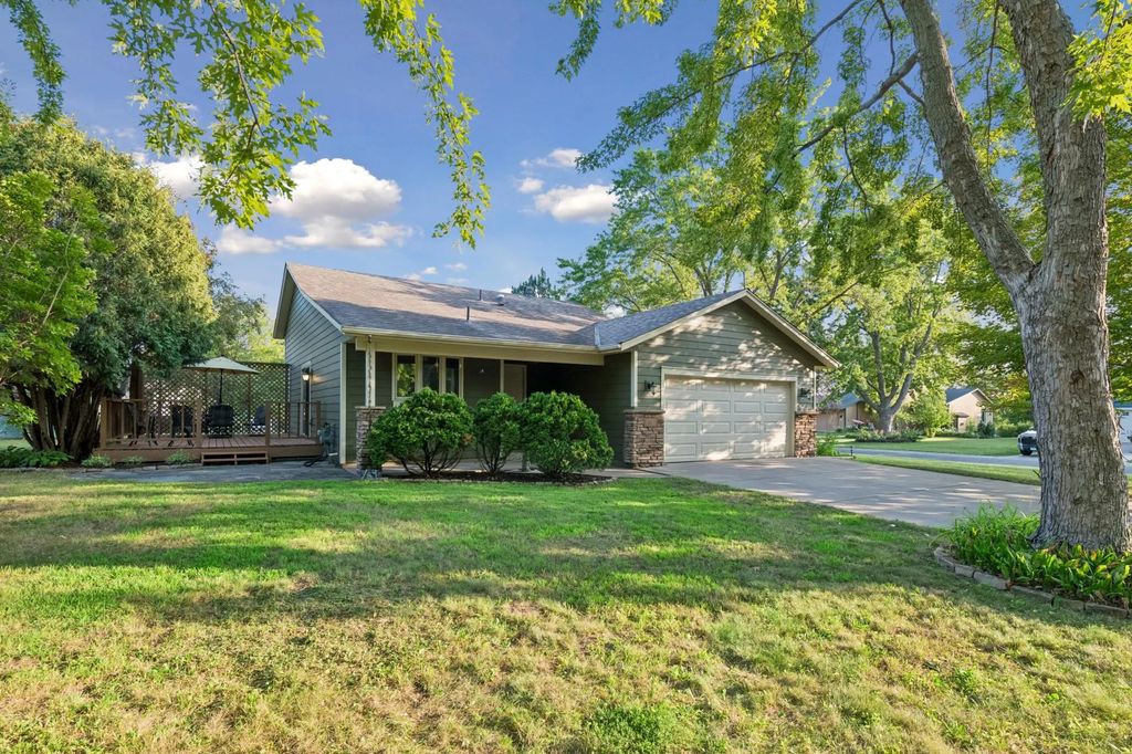 951 Redwing Court, Chanhassen