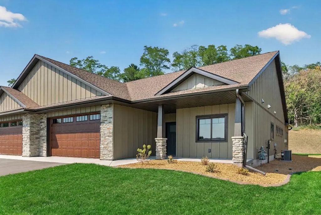 1092 Legend Lane, River Falls