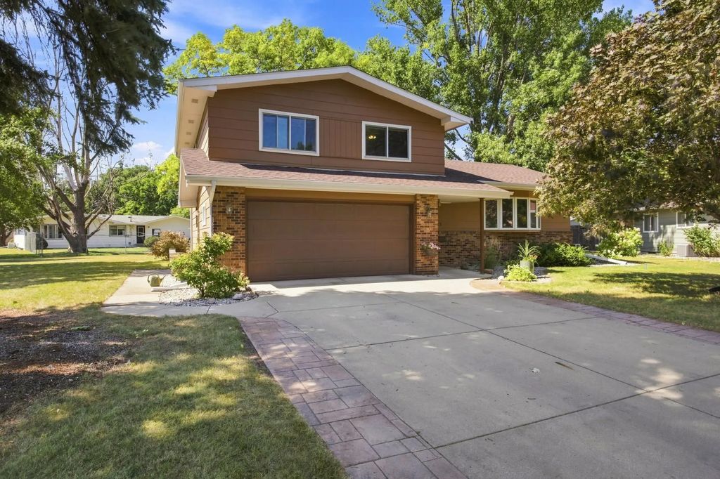 2323 19 1/2 Street S, Moorhead