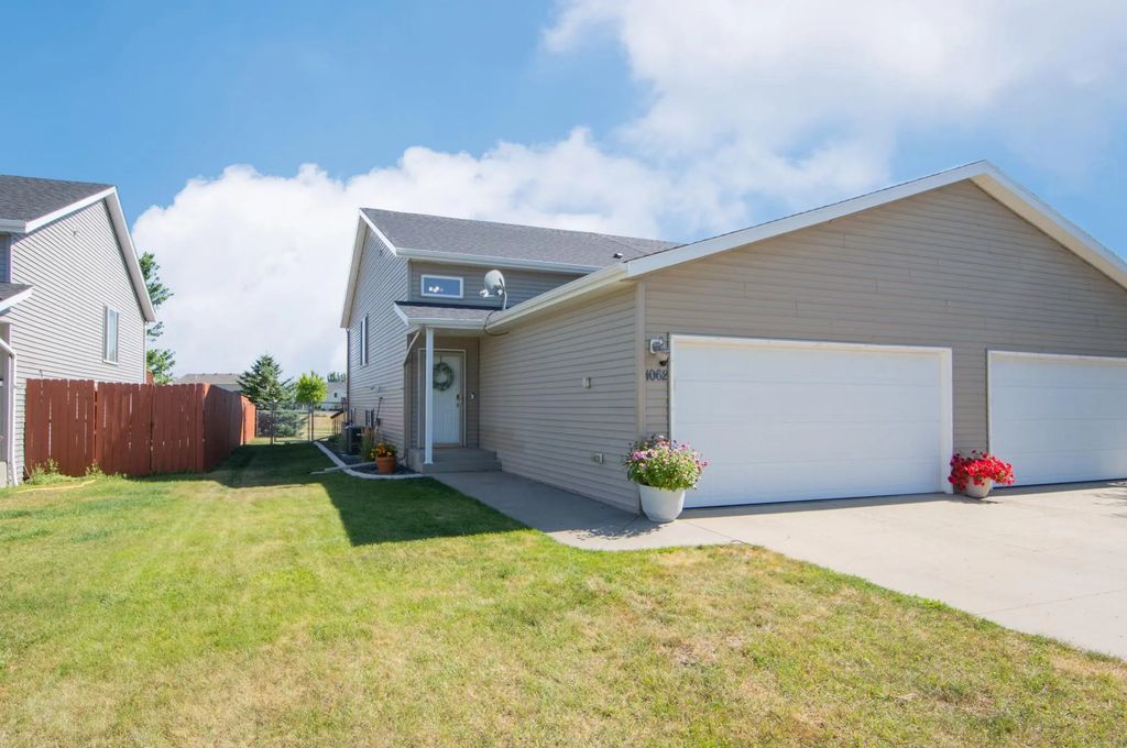 1062 38 1/2 Avenue W, West Fargo
