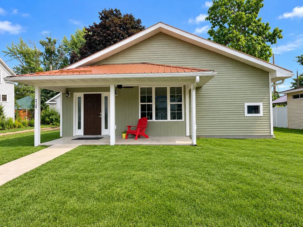 214 Amundson Street N, Amery