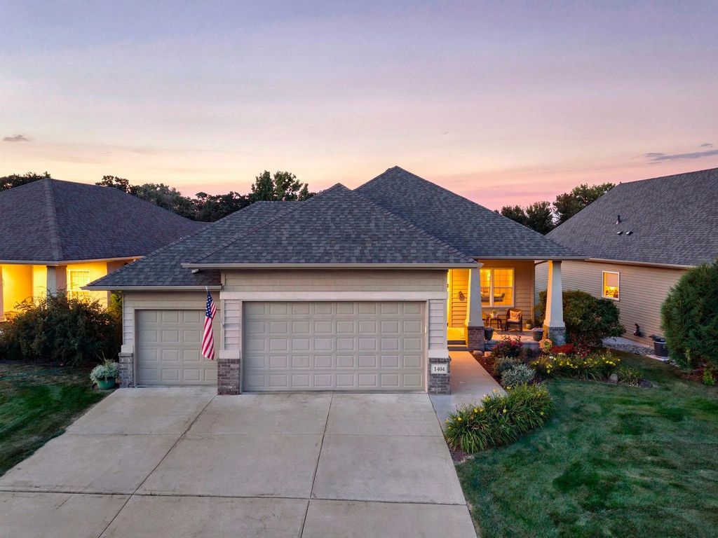 1404 Beachcomber Boulevard, Waconia