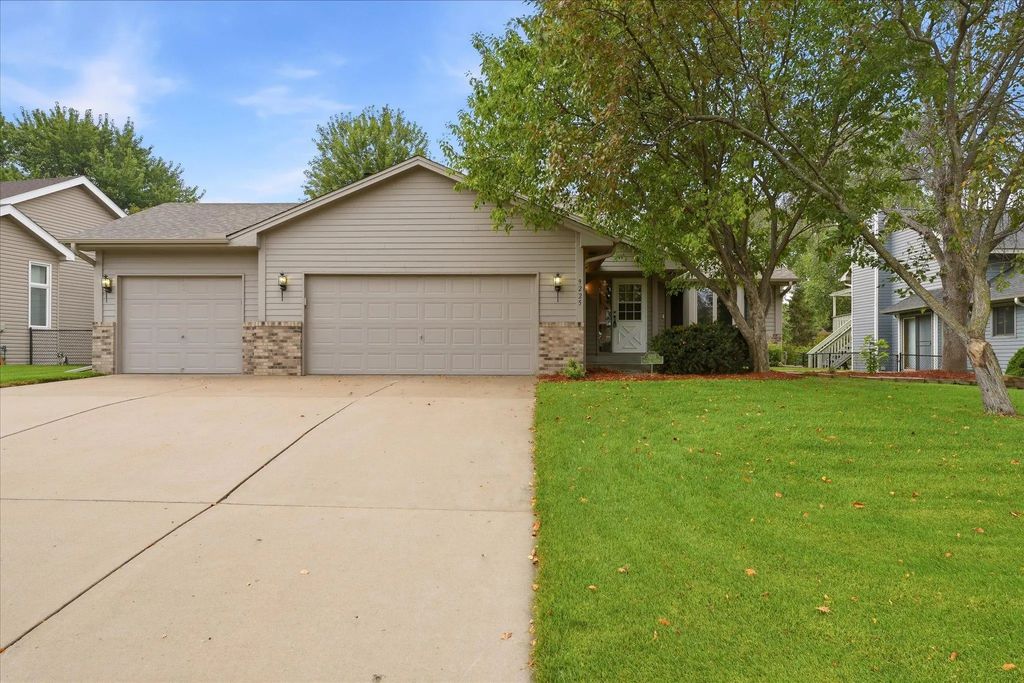 9225 Queens Gardens, Brooklyn Park