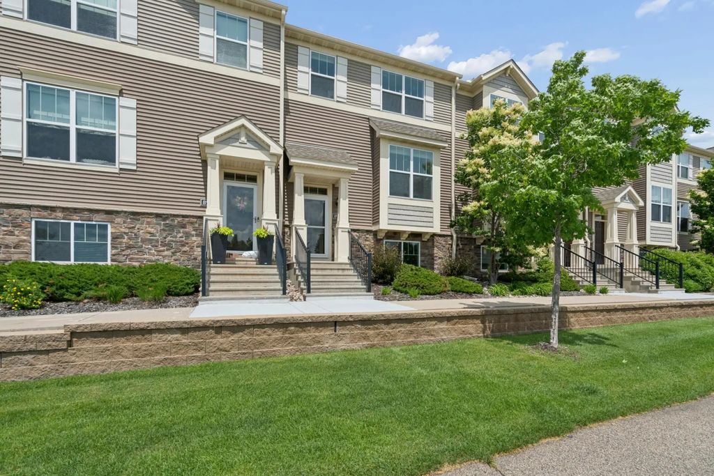 8967 Sw Village Loop, Chanhassen