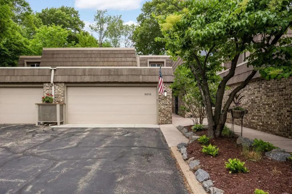 10250 Berkshire Road, Bloomington