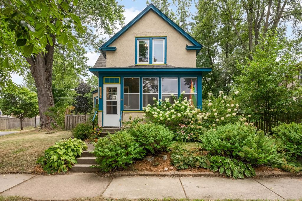 210 Sidney Street W, St Paul