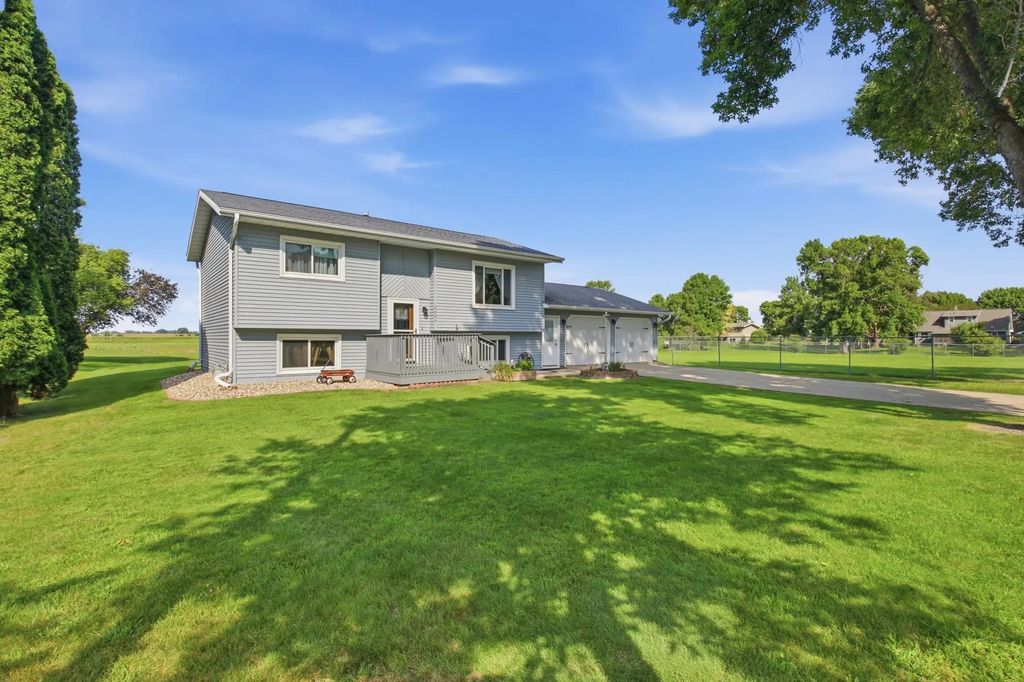 2004 25th Street Sw, Willmar