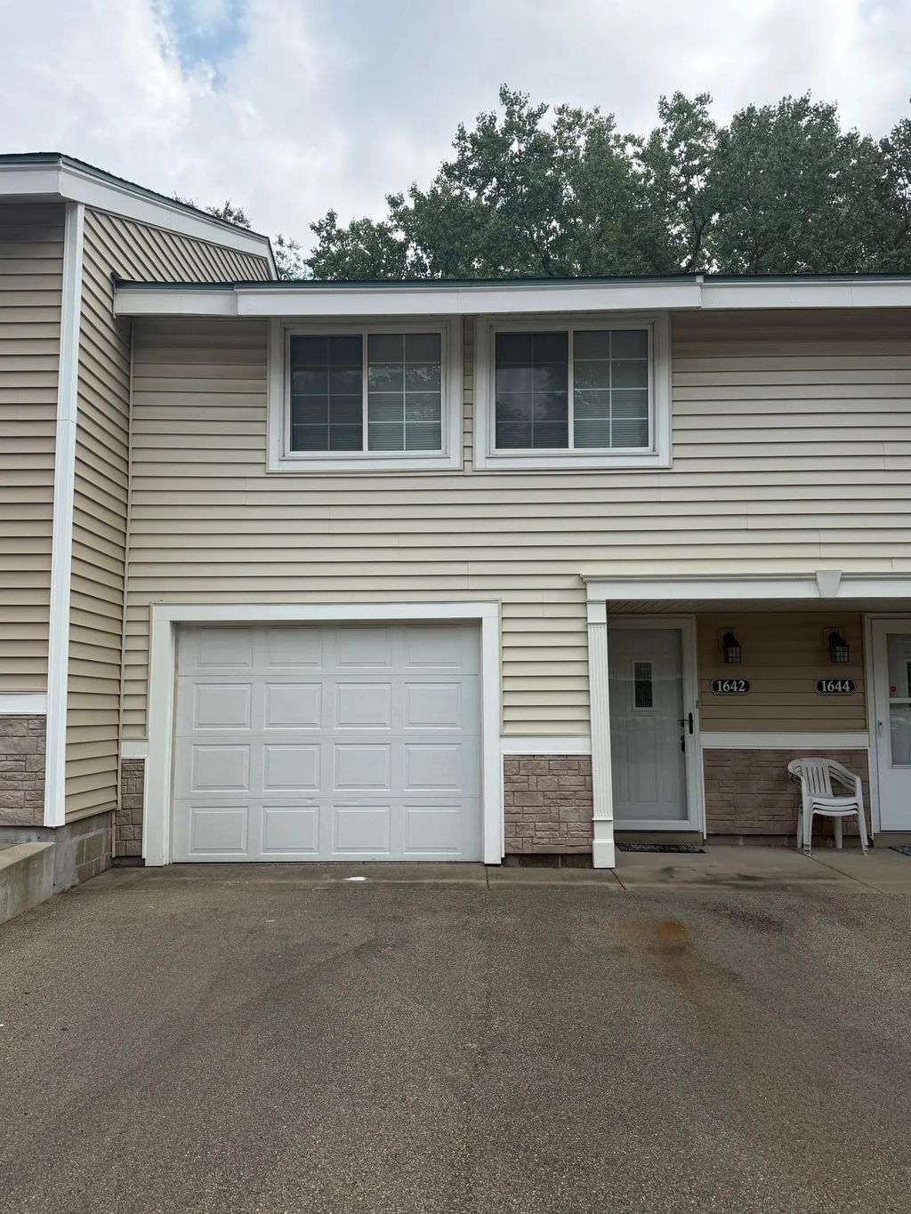 1642 River Bluff Court 105, Eagan
