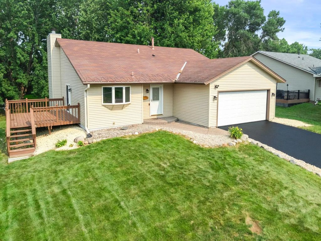5700 Deer Trail E, Shoreview