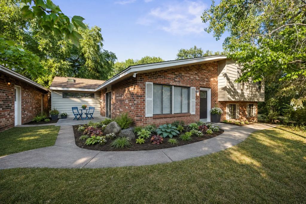 2241 Country Lane, Minnetonka