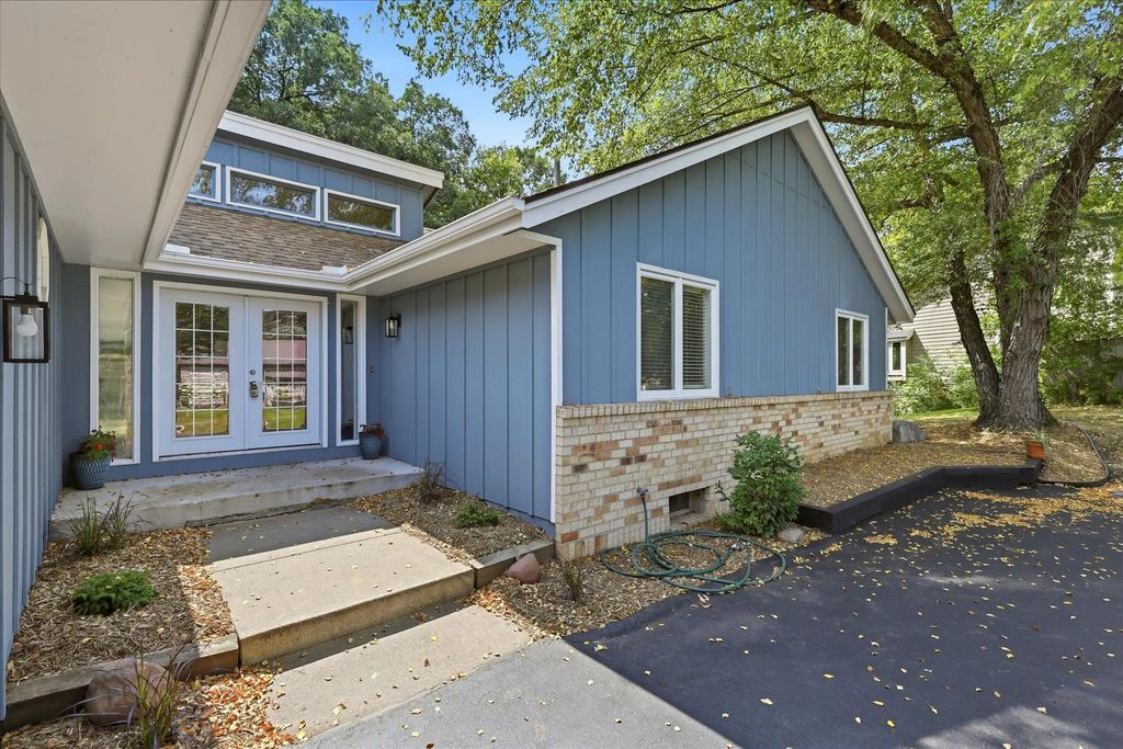 1592 Sherwood Court, Eagan