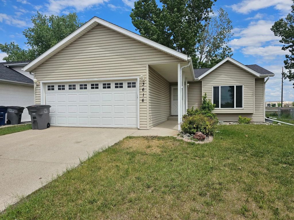 3616 Village Green Lane, Moorhead