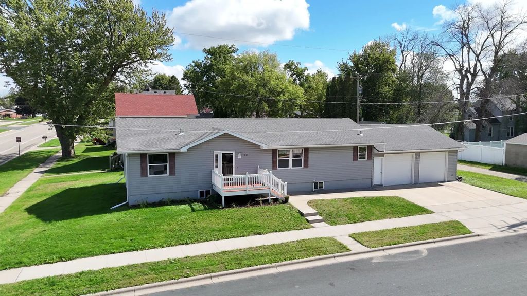 215 2nd Avenue Ne, Hayfield