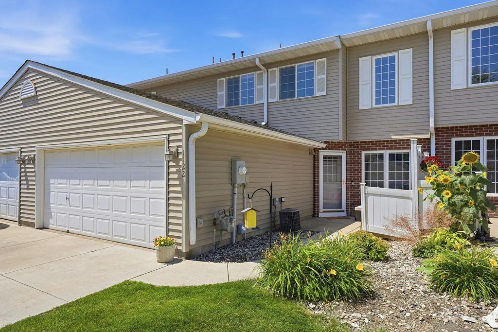 1122 Heather Lane, Waconia