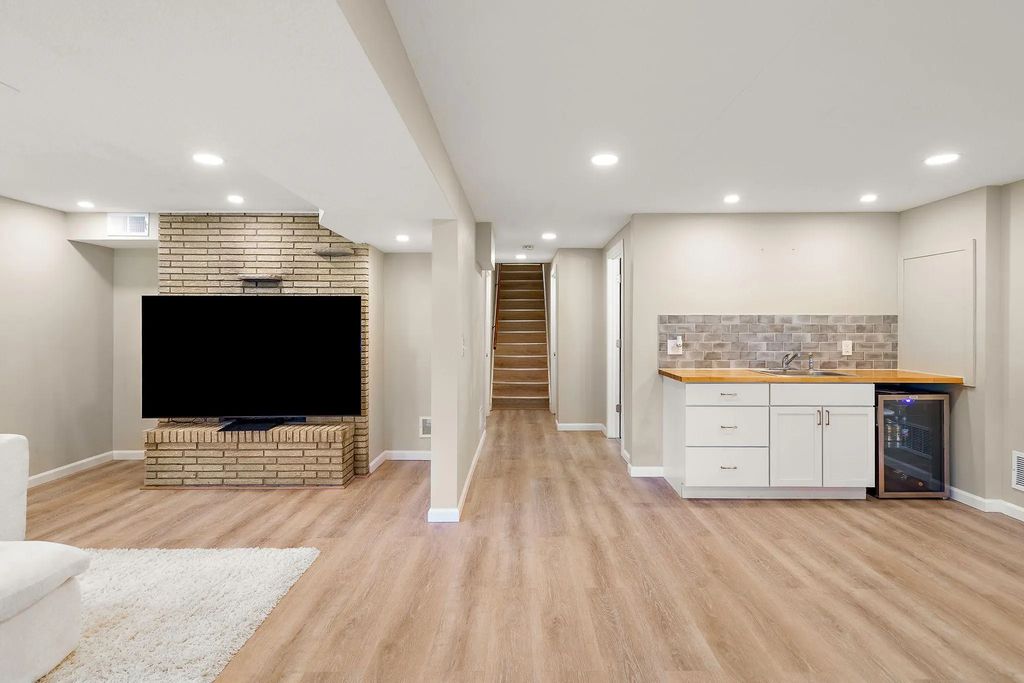 1351 Hillcrest Drive Ne, Fridley