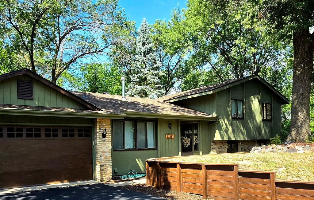 12123 Red Oak Court S, Burnsville