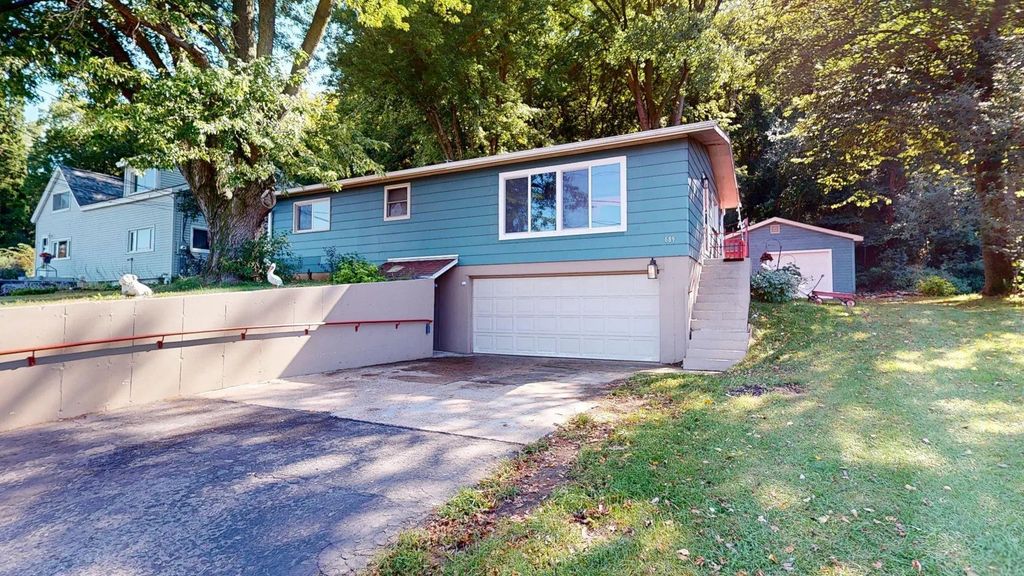 689 E Lake Boulevard, Winona