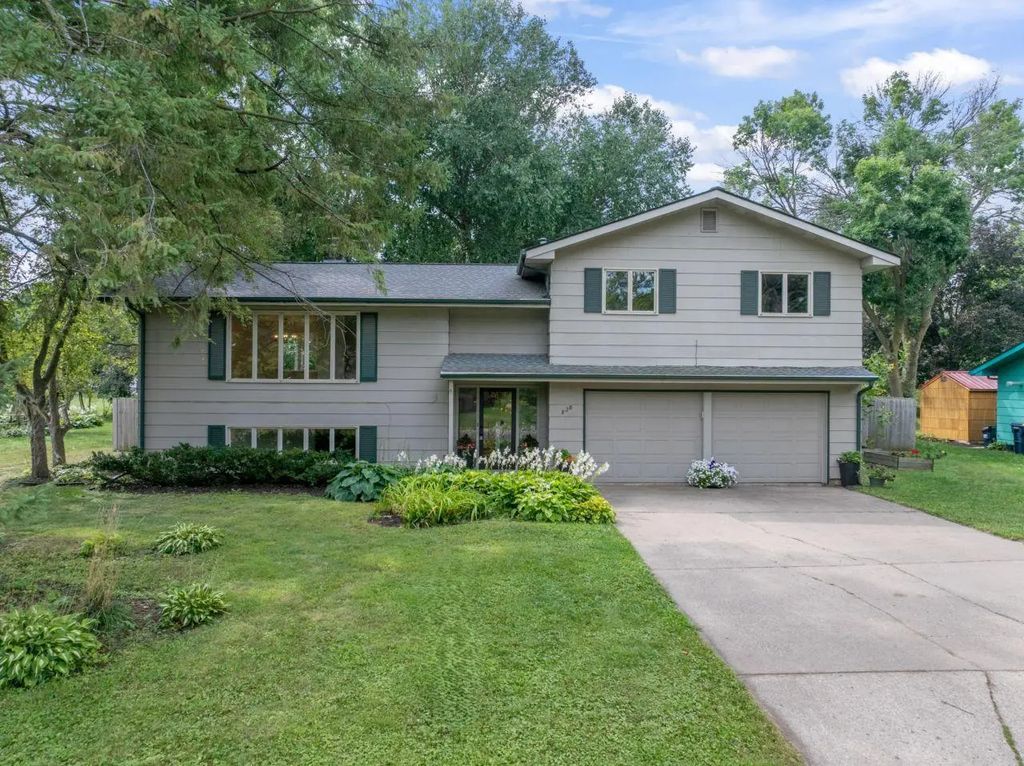 828 Fremont Street E, Northfield