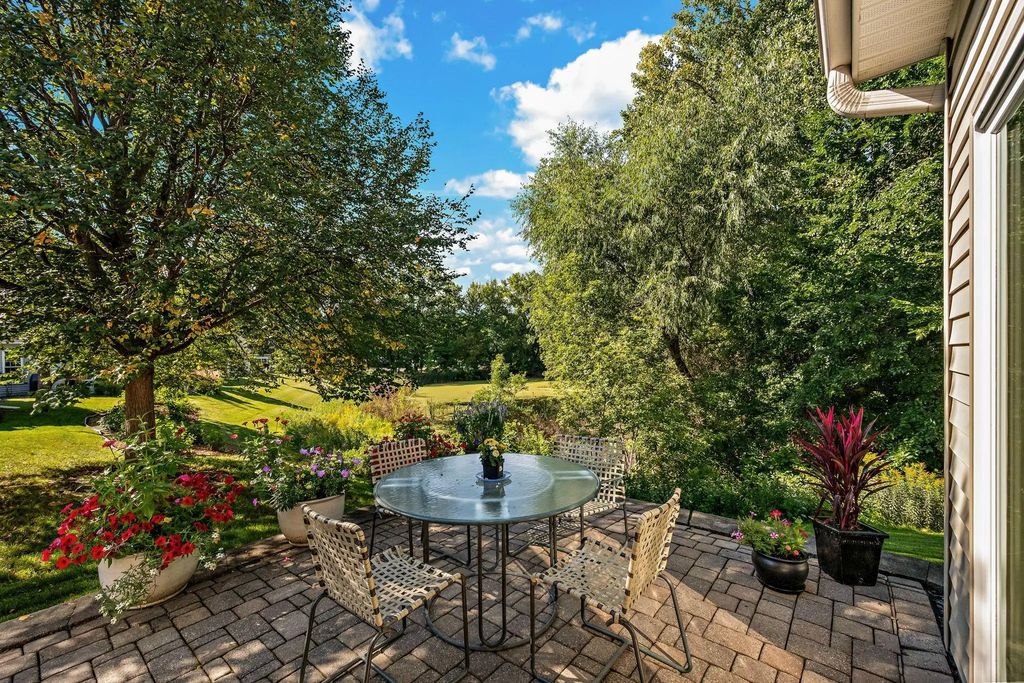 130 Lakeview Road E, Chanhassen