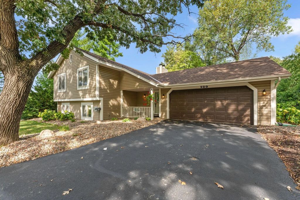 900 Lacota Lane, Burnsville