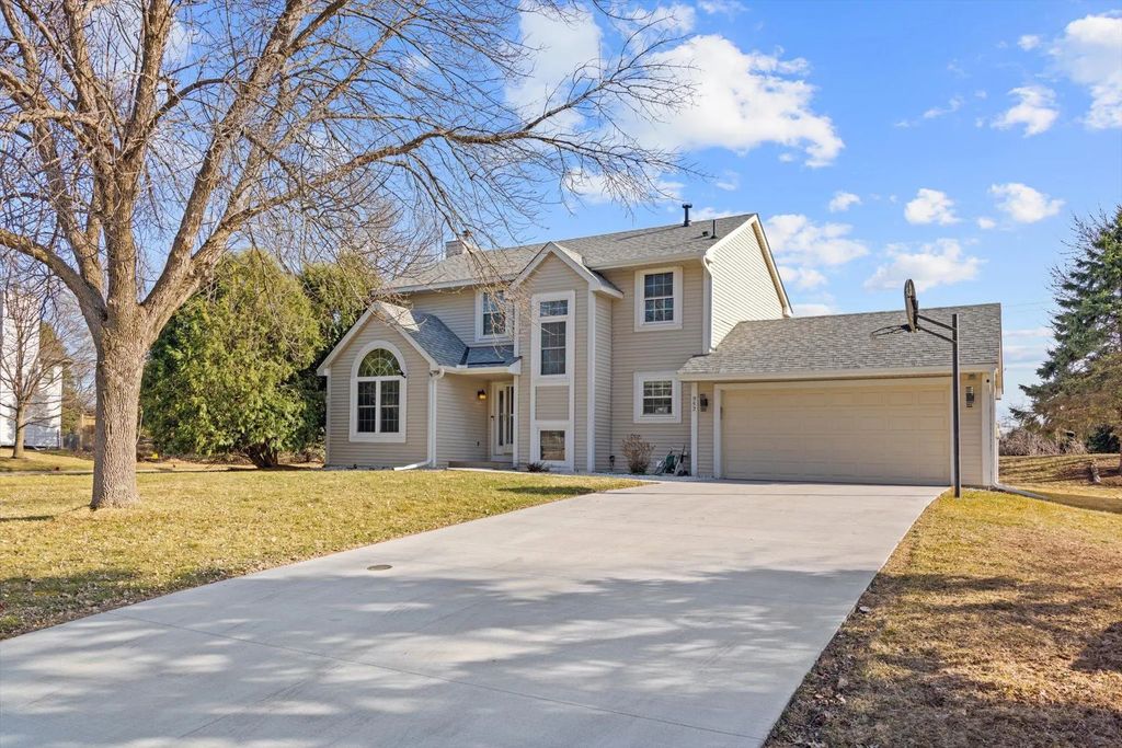 952 Moonlight Drive, Woodbury
