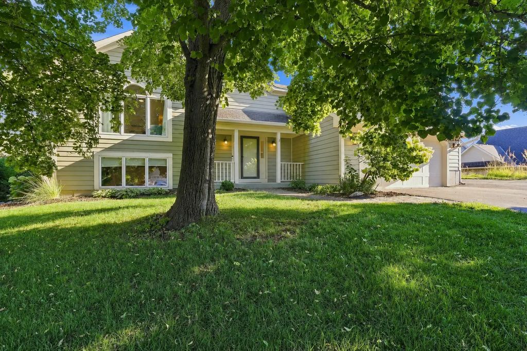 656 E 2nd Street, Waconia