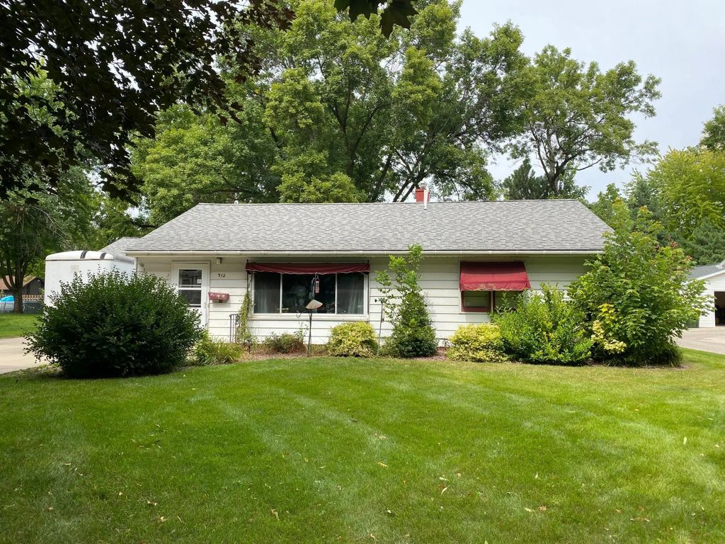 912 13th Avenue Sw, Willmar