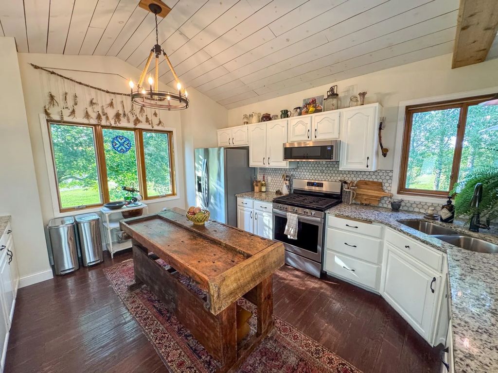 1656 Mark Court, Shakopee