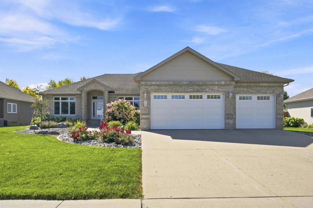 2108 Rose Creek Boulevard S, Fargo