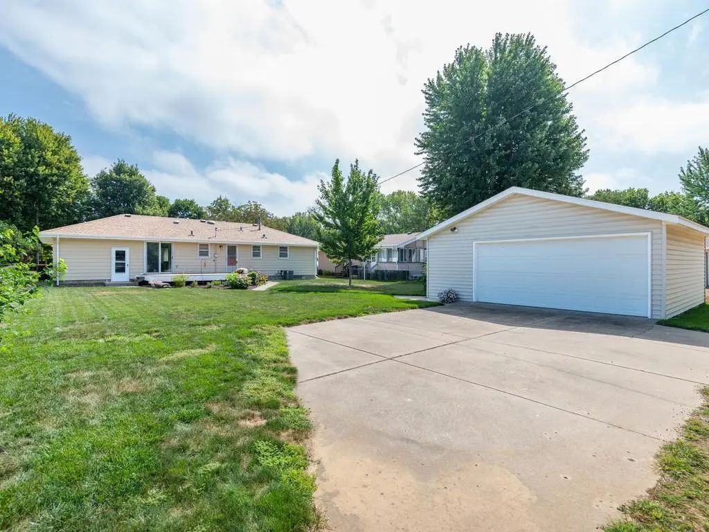 948 Main Street S, Shakopee