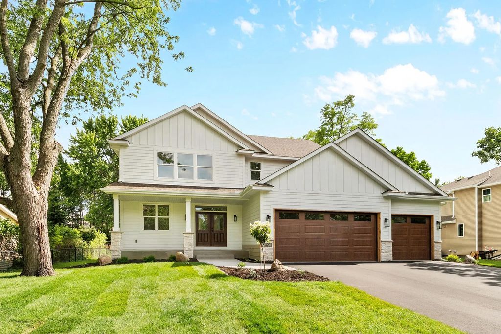 560 Fisher Cir, Vadnais Heights