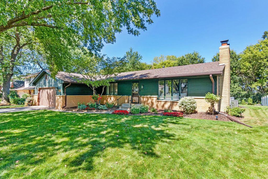 302 Heritage Circle N, Burnsville