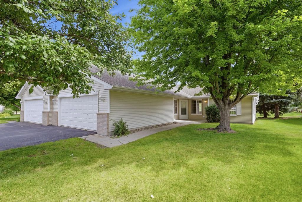 817 Greensview Court Nw, Hutchinson