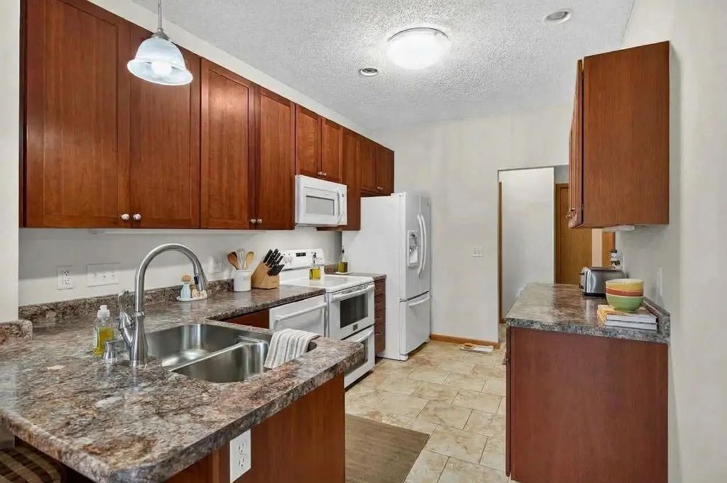 8600 Tessman Circle N, Brooklyn Park