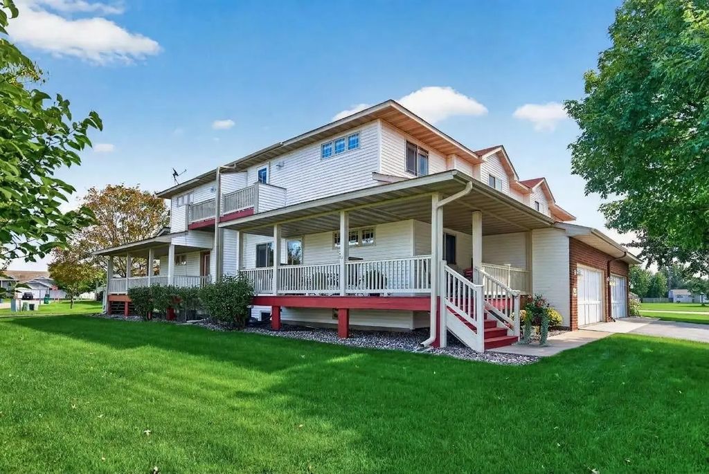 8600 Tessman Circle N, Brooklyn Park
