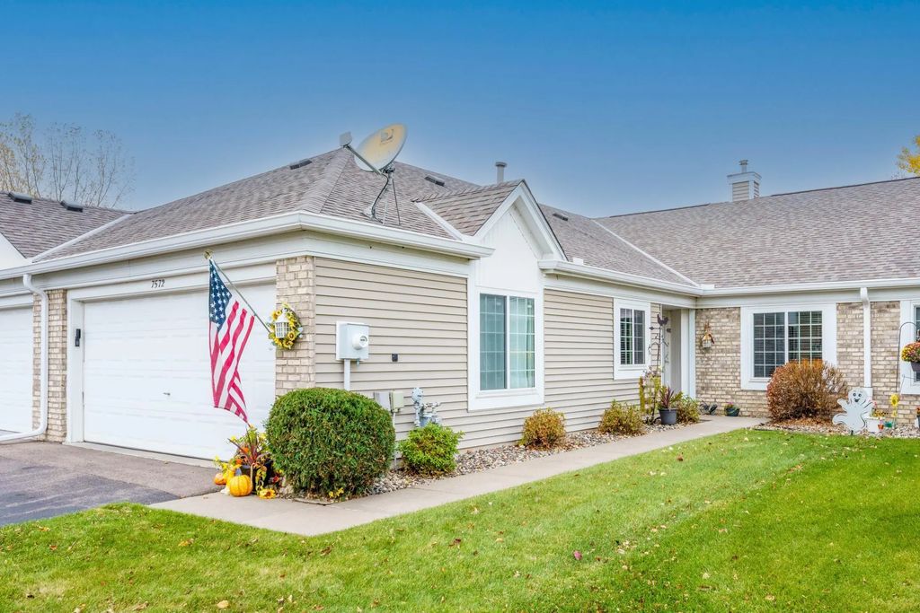 7572 Ojibway Park Bay, Woodbury