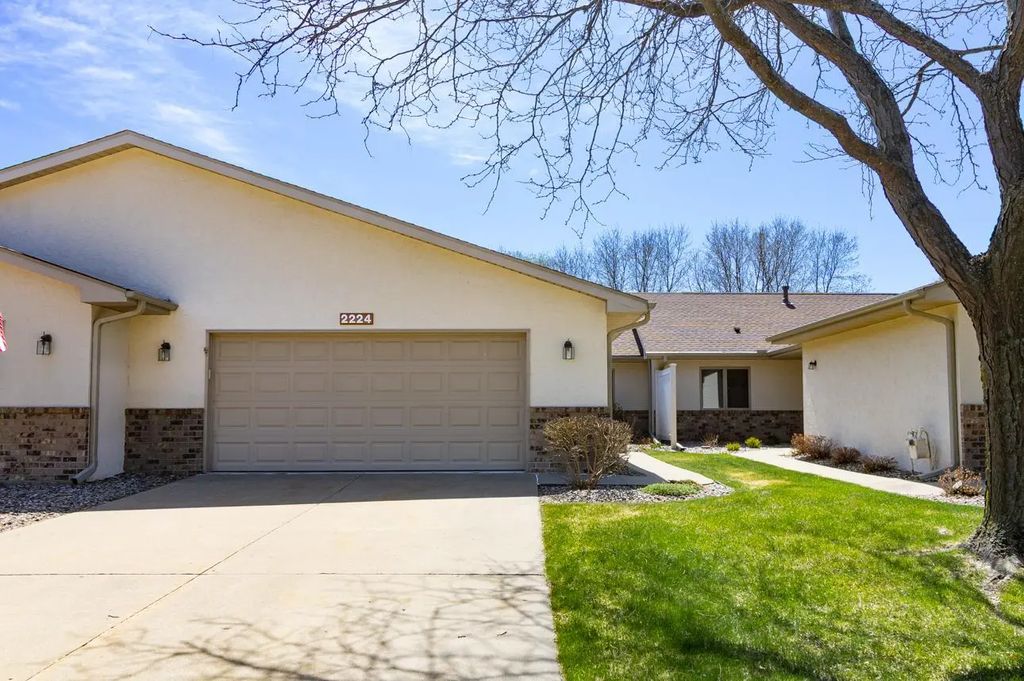 2224 Pinewood Drive, Shakopee