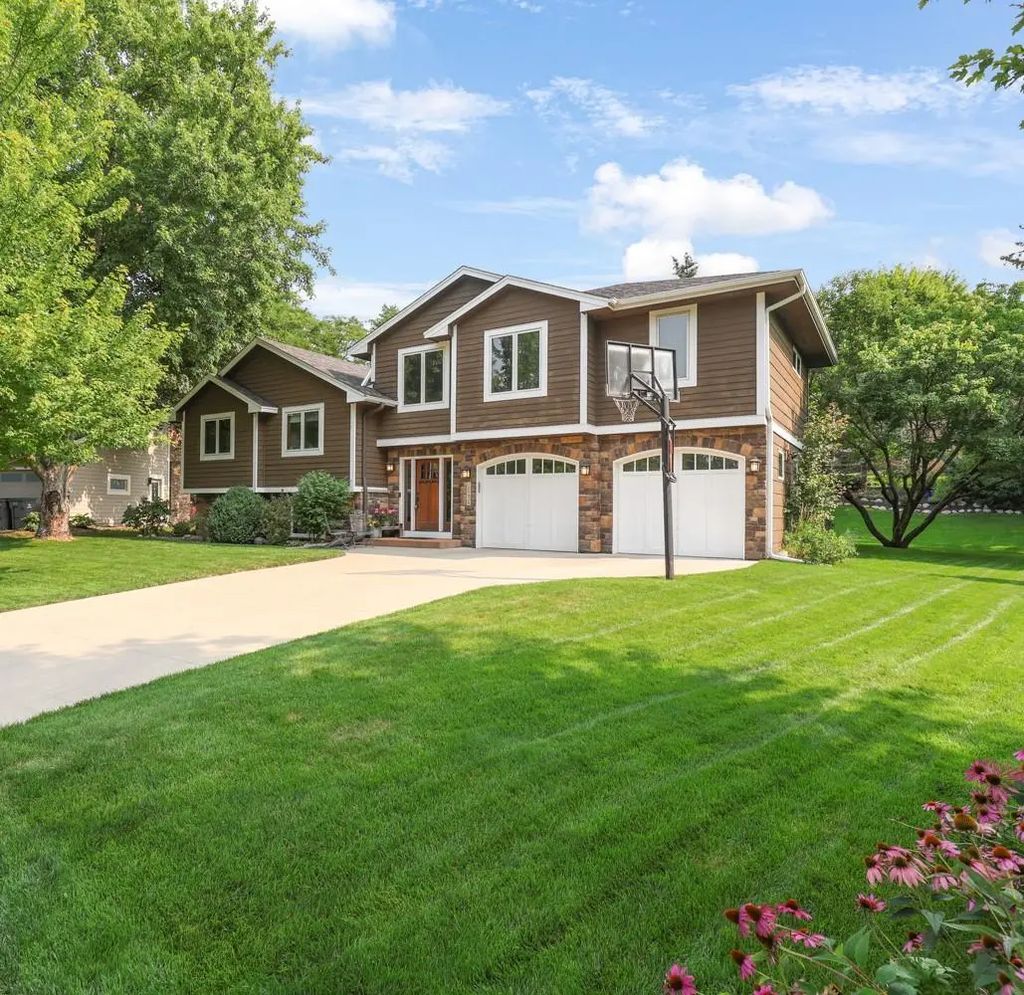 10234 Nottingham Trail, Eden Prairie