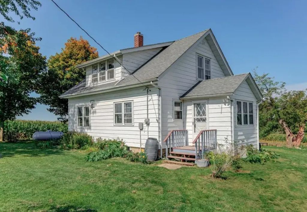 W3290 County Road G, Elmwood