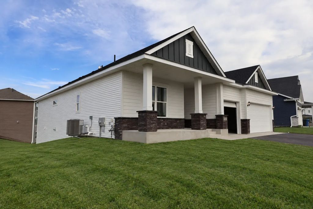 11646 Harbor Circle N, Dayton