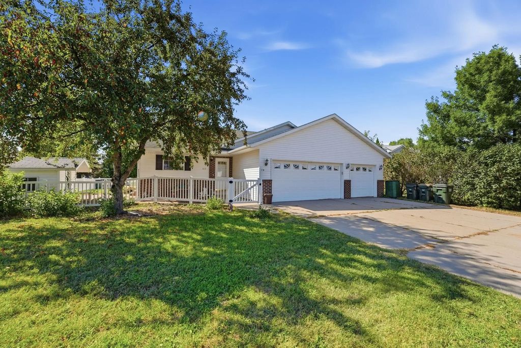 315 Barracuda Avenue Ne, Avon