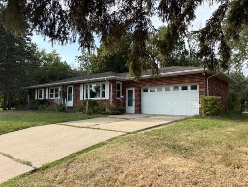 1445 Floral Drive W, Arden Hills