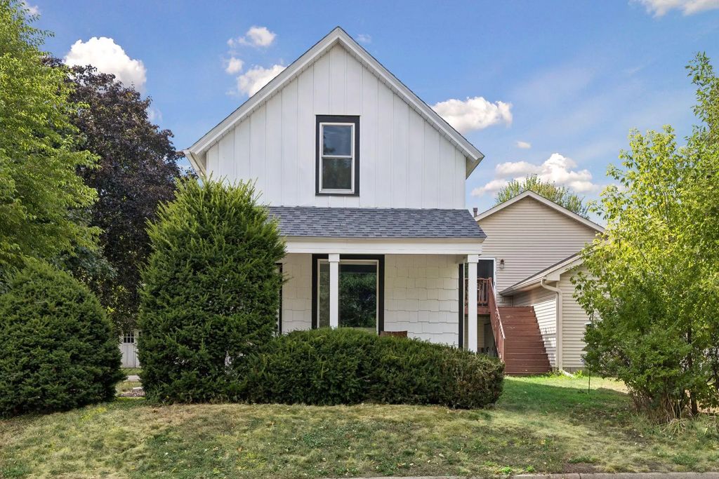 704 7th Avenue S, Hopkins