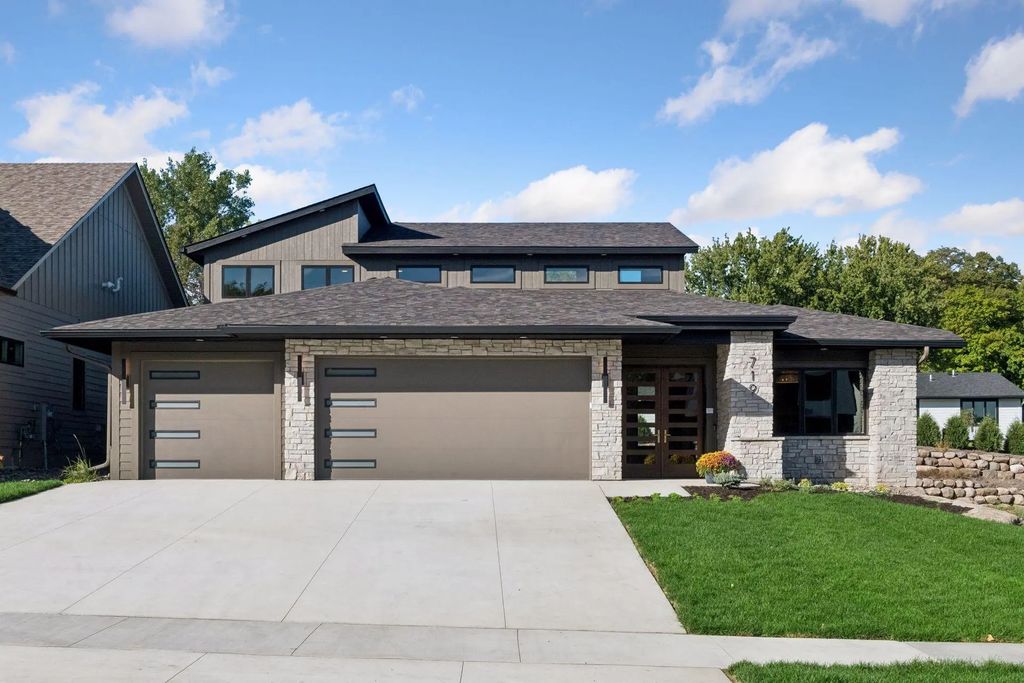 719 Ensconced Way, Chaska