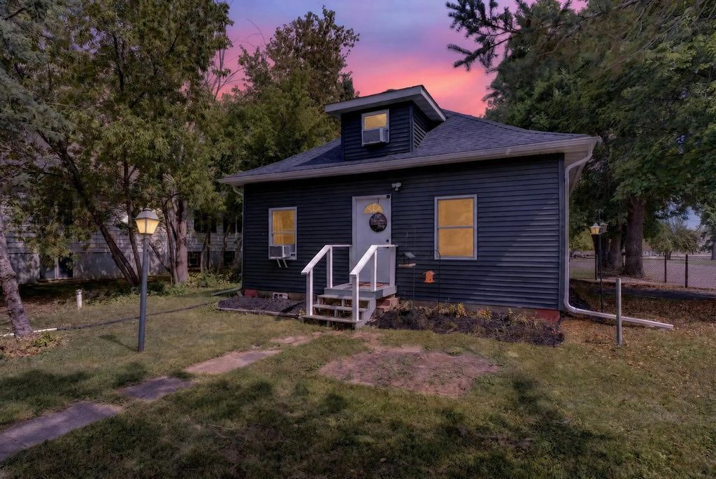 400 Oak Street, Grasston