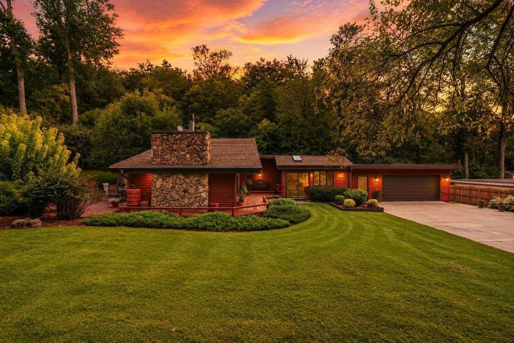 1690 Woodbury Road, Newport