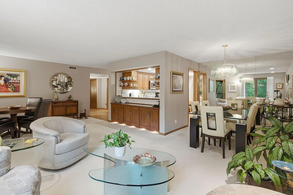 6051 Laurel Avenue 214, Golden Valley